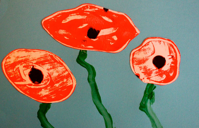 Simple poppy craft for kids for remembrance day. Easy art techniques - mono printing. Great for toddlers and preschoolers. 