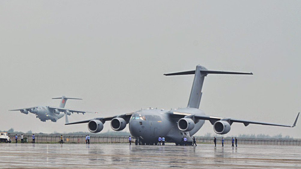 Modern%2BDay%2BFace%2BOff%2BChinese%2BY-20%2BStrategic%2BTransport%2BAirCraft%2BGoing%2BHead%2Bto%2BHead%2Bwith%2BAmerican%2BC-17%2BGlobemaster%2BIII%2BHeavy%2BAirlifter%2B%285%29.jpg