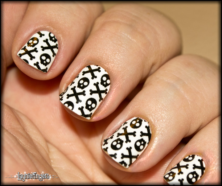 Layniefingers Sally Hansen Salon Effects Halloween!