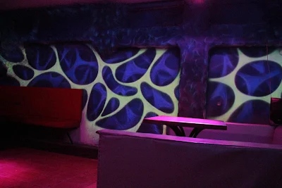 Świecące ściany na dyskotece, aranżacja ściany, malowanie obrazu w ultrafiolecie, mural UV