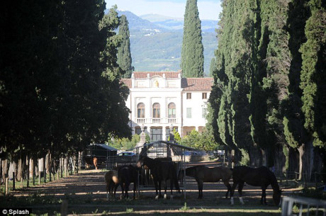 Vo chong sao the gioi: Quyen luc, giau co, song nhung gi ho can chi la hanh phuc gian don! - Anh 16