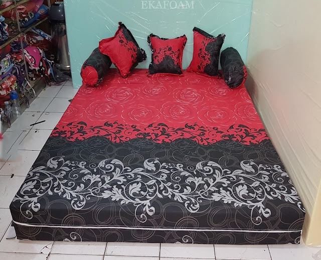 Sofa bed inoac motif red rose posisi kasur Sofa bed inoac motif bunga red rose saat di fungsikan sebagai kasur
