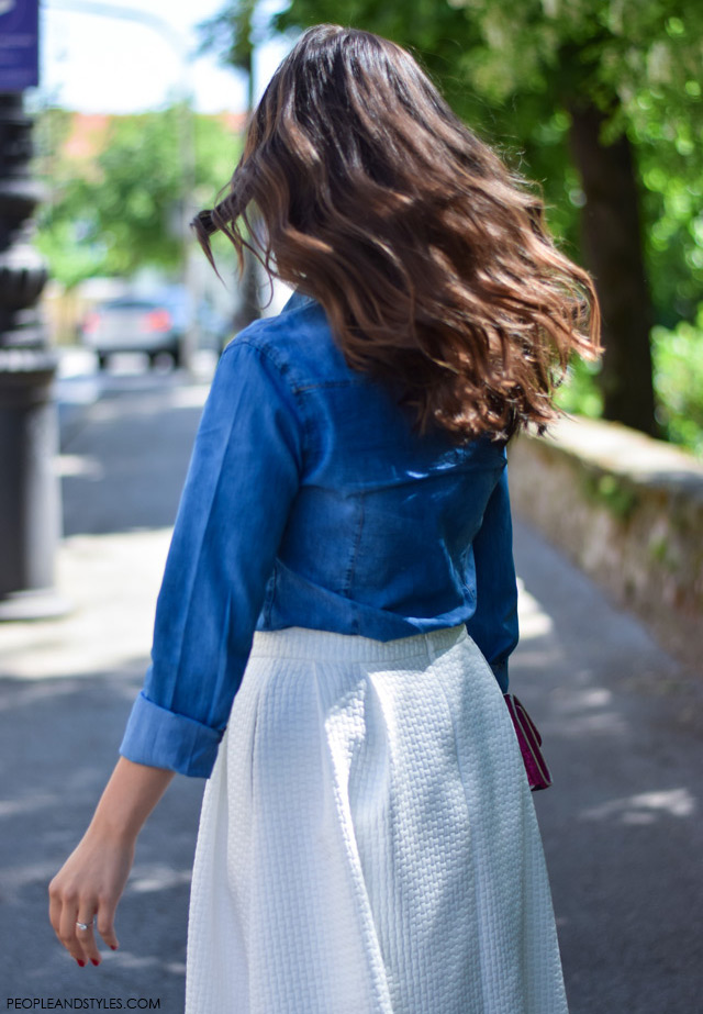 how to wear white midi skirt, denim shirt, court pumps. Street style work look Dasha Vukobratović