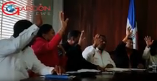 (VÍDEO) !VERGUENZA! Concejales de la Romana se tiran los trapitos al