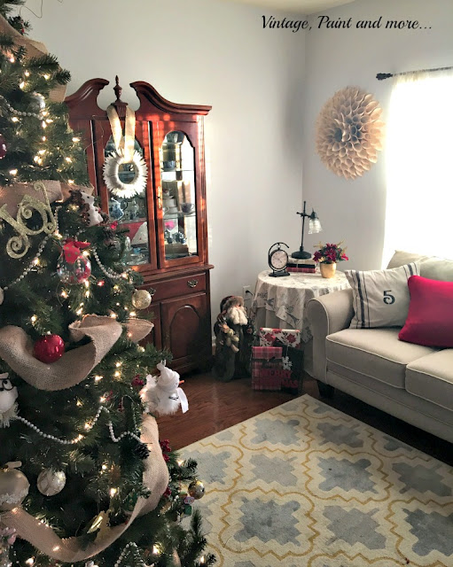 Christmas in the living room, diy paper wreath, stenciled pillows