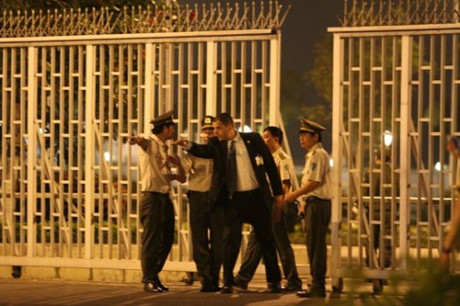 21h30: Tong thong Hoa Ky da den san bay quoc te Noi Bai - Anh 4