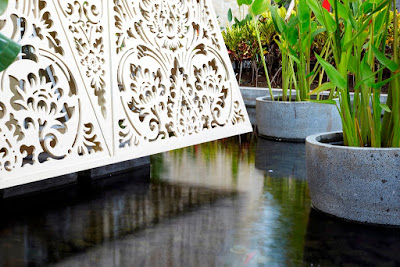 tampak detail krawangan GRC di lobby hotel dan kolam hias tampak detail krawangan GRC di lobby hotel dan kolam hias