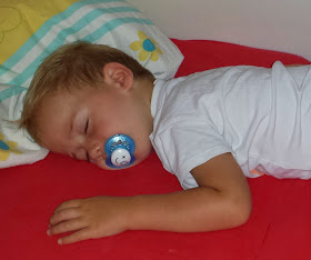 Kind schläft mit Nuckel
