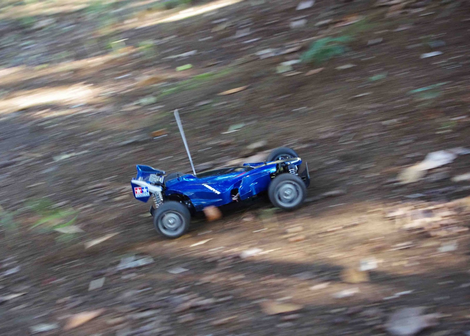 バギーのrcカーで野山を走る 斜面やジャンプなどラフロードで遊べる