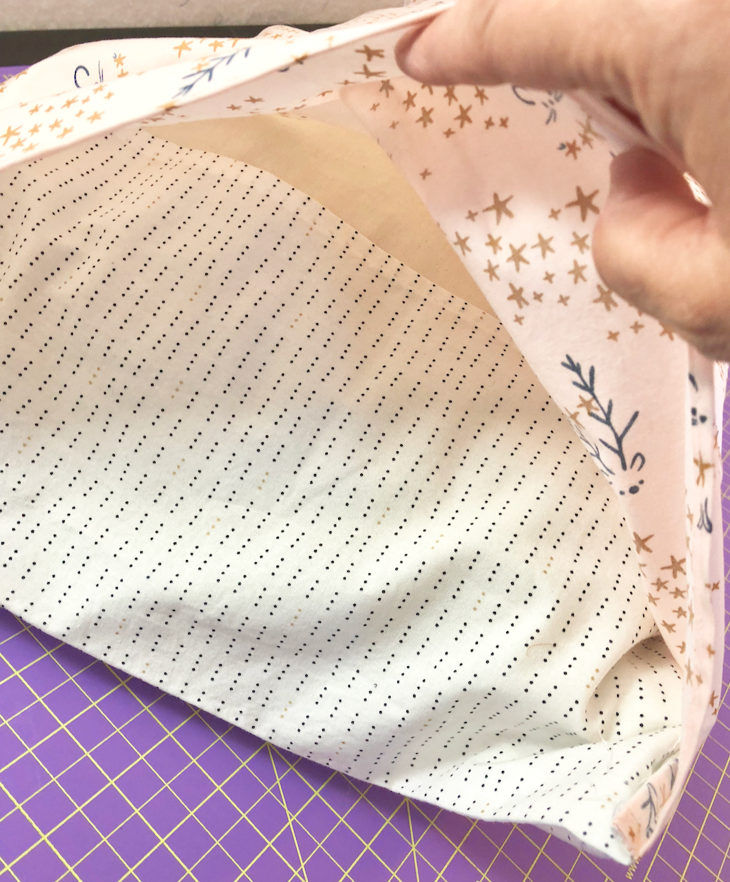 she can quilt Holiday Pillowcase Tutorial Three Styles A FAL Tutorial