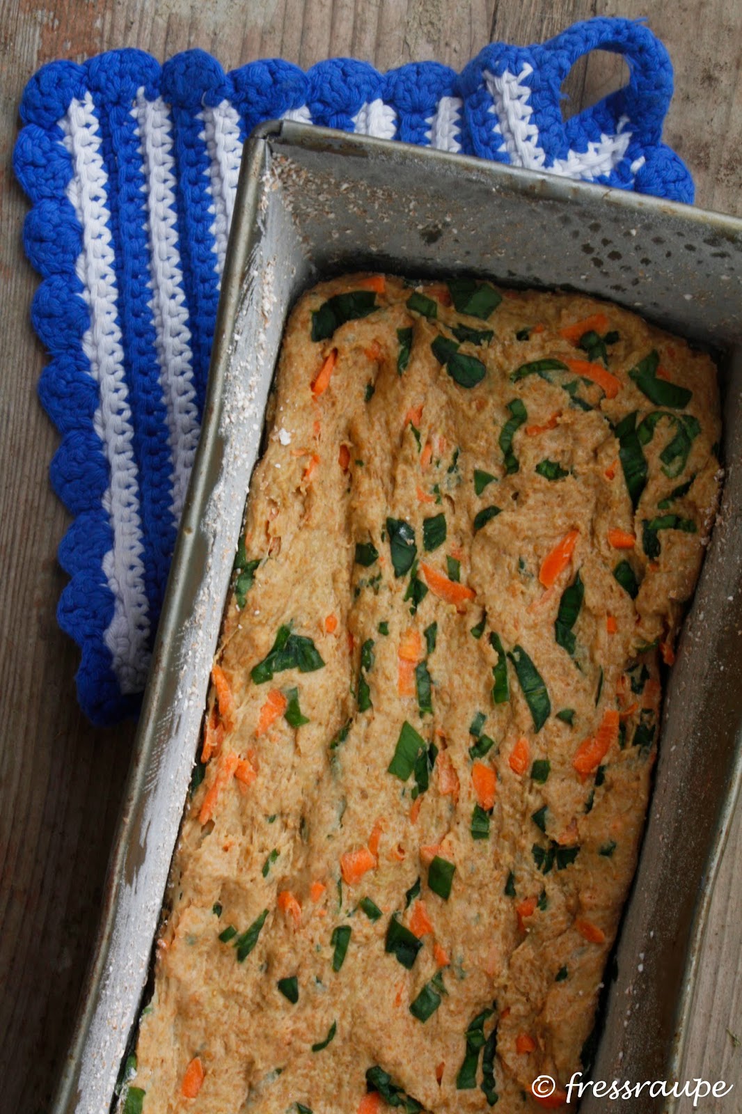 fressraupe: Bärlauch-Karotten-Brot mit Dip fressraupe: Bärlauch-Karotten-Brot mit Dip