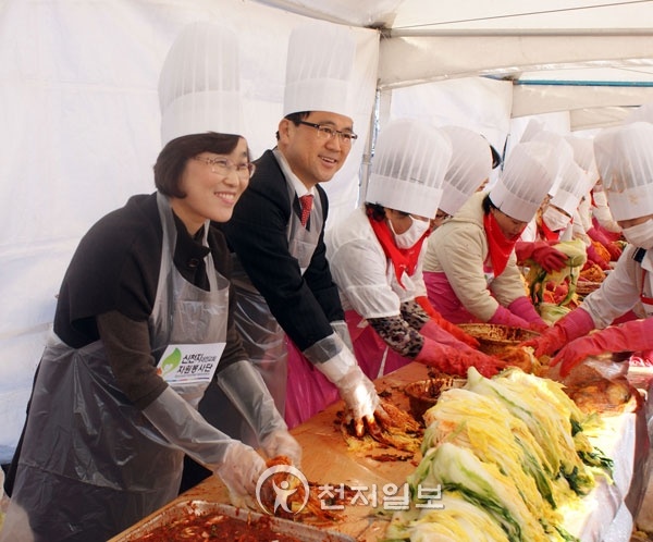 leemaul12 지파의 잔치: 신천지 대전교회 '사랑의 김치 나눔행사' 배추에 사랑양념이 듬뿍^^ Leemaul12 지파의 잔치: 신천지 대전교회 '사랑의 김치 나눔행사' 배추에 사랑양념이 듬뿍^^