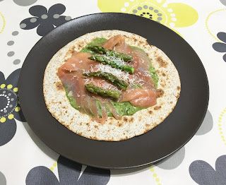 Fajitas with salmon, asparagus and pesto