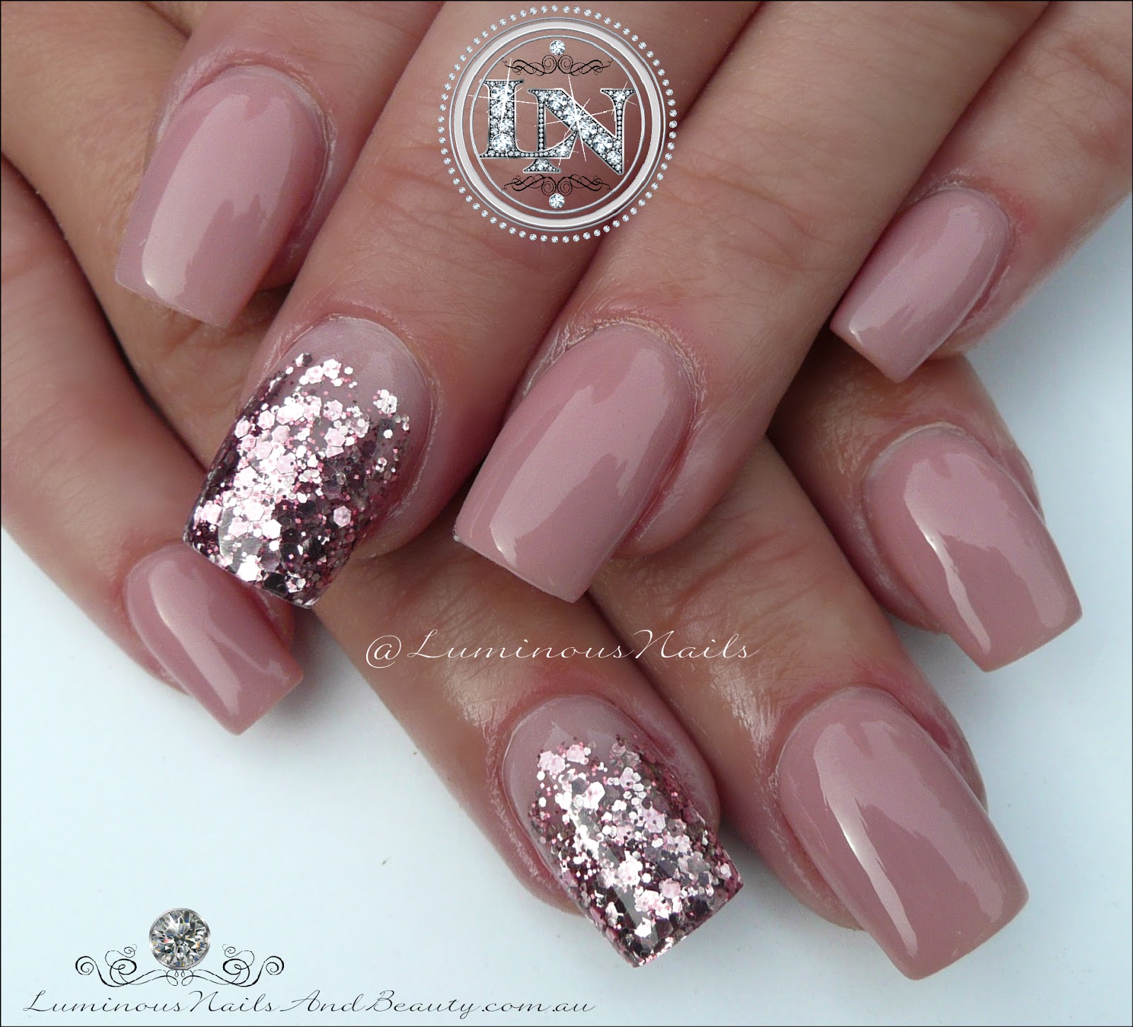 luminous nails: vintage pink & nude acrylic nails.