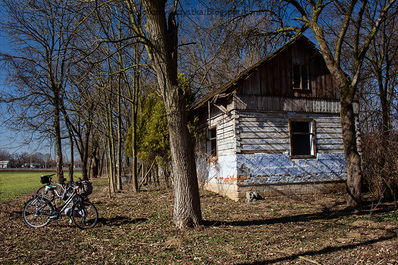 opuszczony dom, świętokrzyskie, rowerem