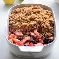  Crumble de maçã, ameixa e mirtilos