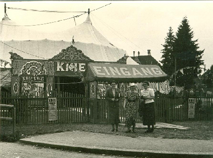 Voici une photo chinée en brocante.  Trois dames posent  devant l'entrée du  cirque Knie. La photo date des années trente..
