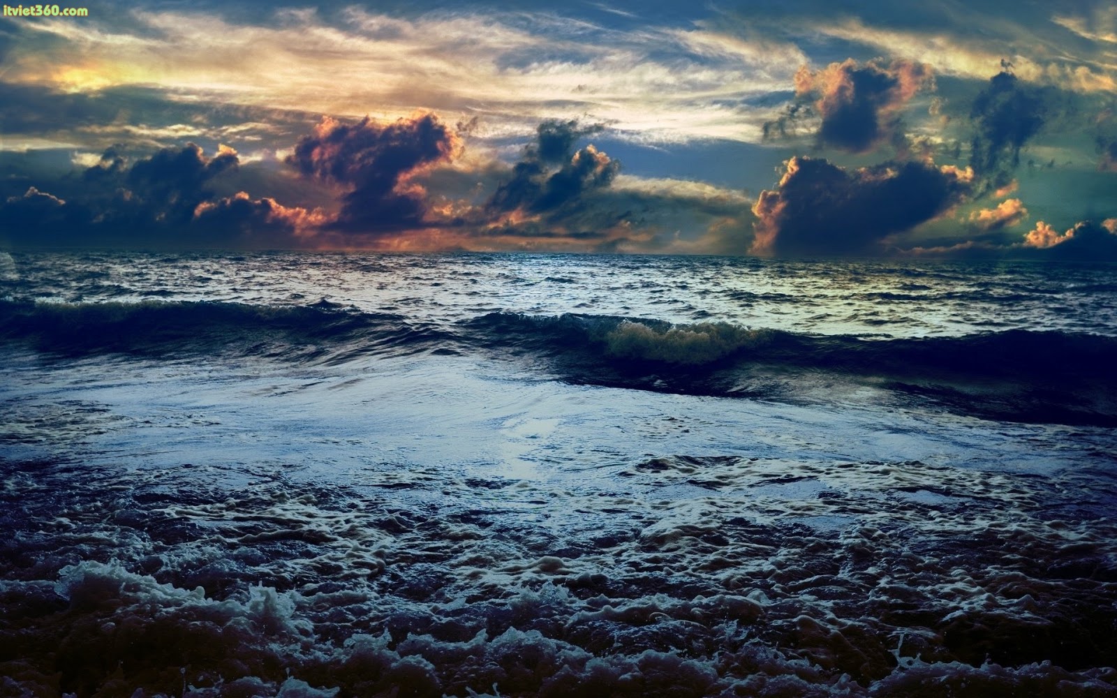 Ngắm những bức ảnh sóng biển đẹp tuyệt vời, cảm nhận hơi mặn và khát khao của những con người gan dạ khám phá. Hình ảnh tuyệt đại của biển đêm và sóng nước khiến bạn khao khát được khám phá những thế giới mới lạ.