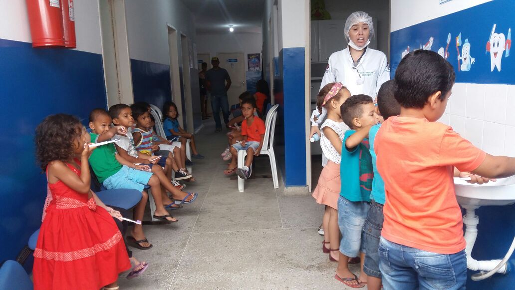 PROFESSORA LEVA ALUNOS A UMA AULA