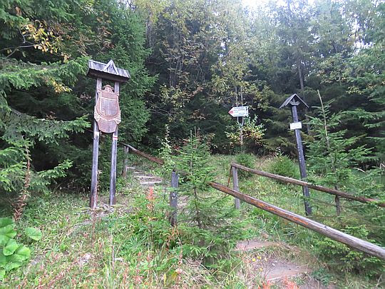 Tablica końcowa szlaku i końcowe zejście po stopniach. Tablica końcowa szlaku i końcowe zejście po stopniach.