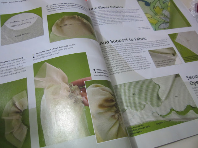 Revista con consejos de costura cómo coser y dar forma a una manga de organza
