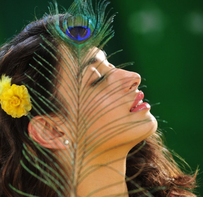 Tamannaah Bhatia playing with feather, Tamannaah Bhatia hot expression