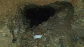 Inici  túnel del polvorí on s'hi veu l'esfondrament de part del sostre central.