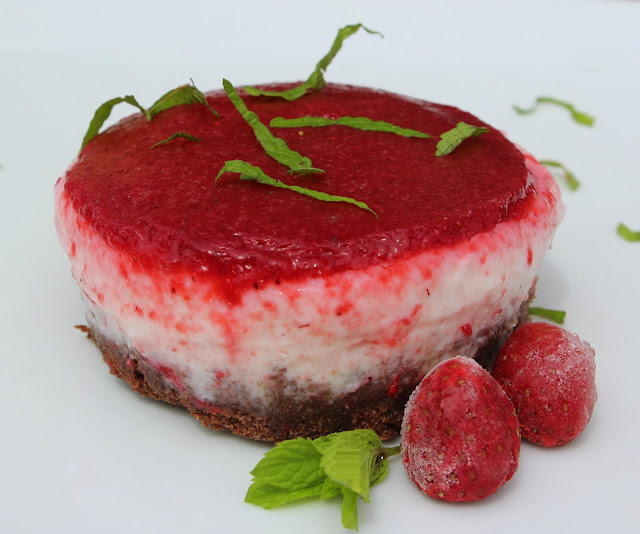 cheesecake senza cottura alle fragole con base al cioccolato