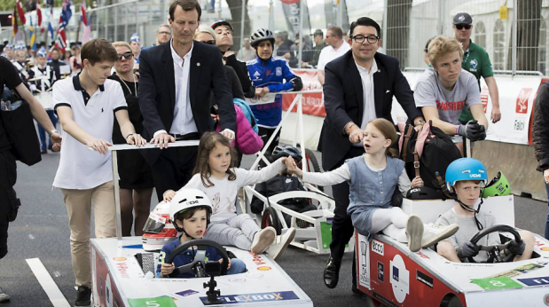 Książę Joachim z dziećmi na dziecięcych wyścigach samochodowych w Aarhus + więcej