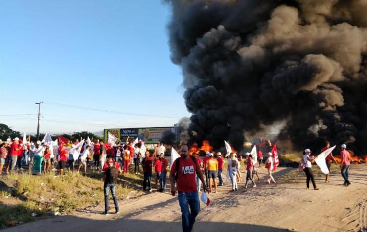 Protesto contra prisão de Lula fecha a BR-116 em Feira de Santana