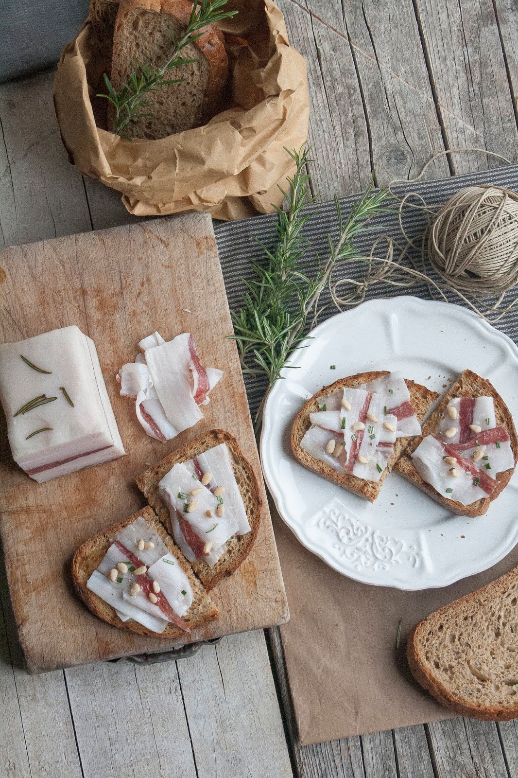 Crostini con lardo, pinoli e miele Ricetta ed ingredienti dei Foodblogger italiani