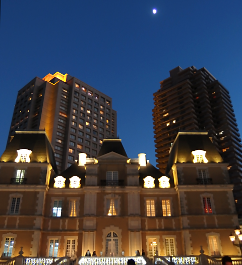 恵比寿ガーデンプレイス：シャトー広場から上弦の月
