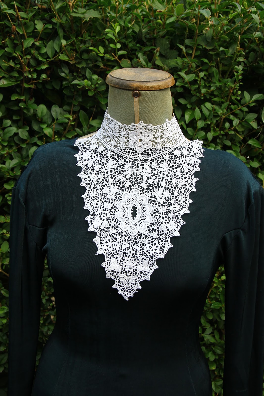 English Corner Shop: Кружевные антикварные воротники у нас на выставке ...