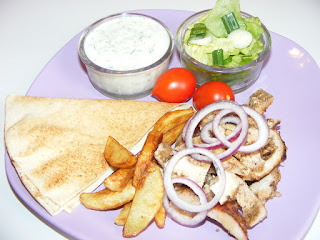 Retete mancare traditionala greceasca de tip fast food reteta gyros servit la farfurie tortilla sau lipie cu sos tzatziki cartofi prajiti si salata,
