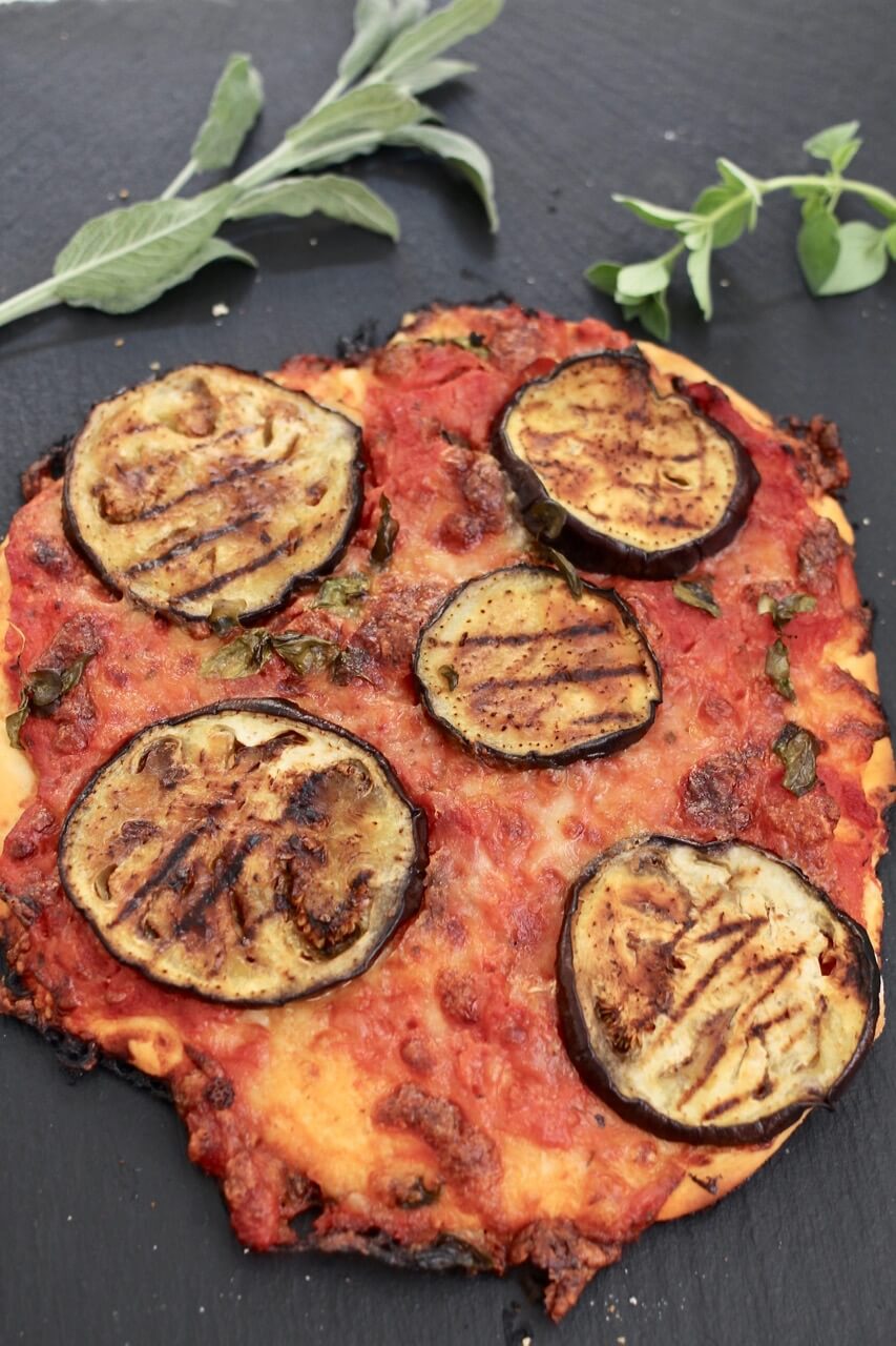 HOME OF HAPPY: PIZZA MIT GEGRILLTEN AUBERGINEN
