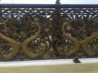 Model Railing balkon klasik rumah mewah dengan ornamen besi tempa khusus