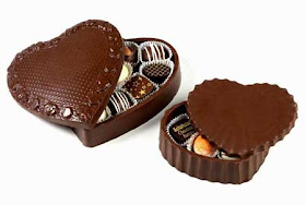 علب وأكواب من الشوكولاته تؤكل!