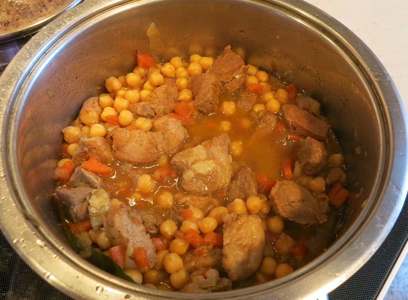 свинина тушеная с овощами. блюда с нутом и мясом. запеченный нут с грибами и брокколи. фасолевое рагу. нохут с мясом.