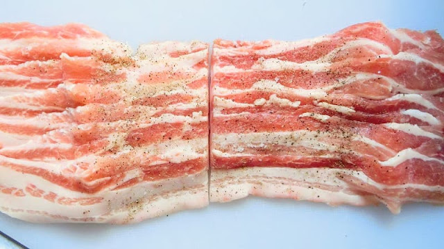 豚バラ薄切り肉の長さを半分に切る