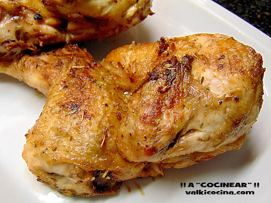 Pollo asado a la parrilla o barbacoa con aceite de hierbas