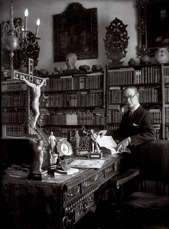 Don Artemio en su biblioteca