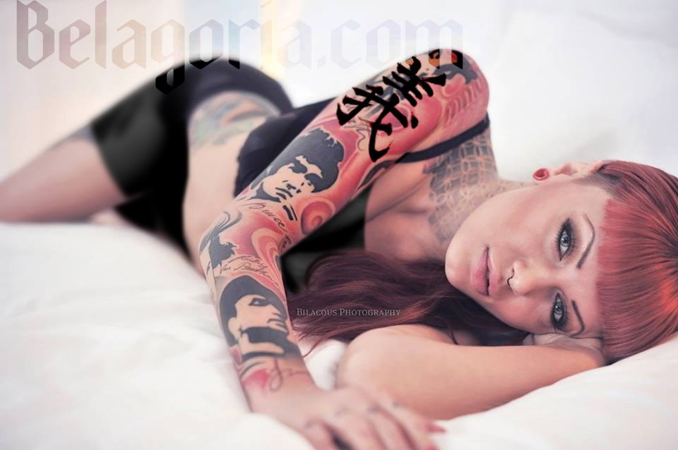 Una mujer tatuada con un diseño kanji