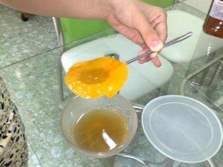 Khó tin nhưng có thật: Cho hành lá vào chén mật ong biết ngay mật ong thật hay giả Khó tin nhưng có thật: Cho hành lá vào chén mật ong biết ngay mật ong thật hay giả