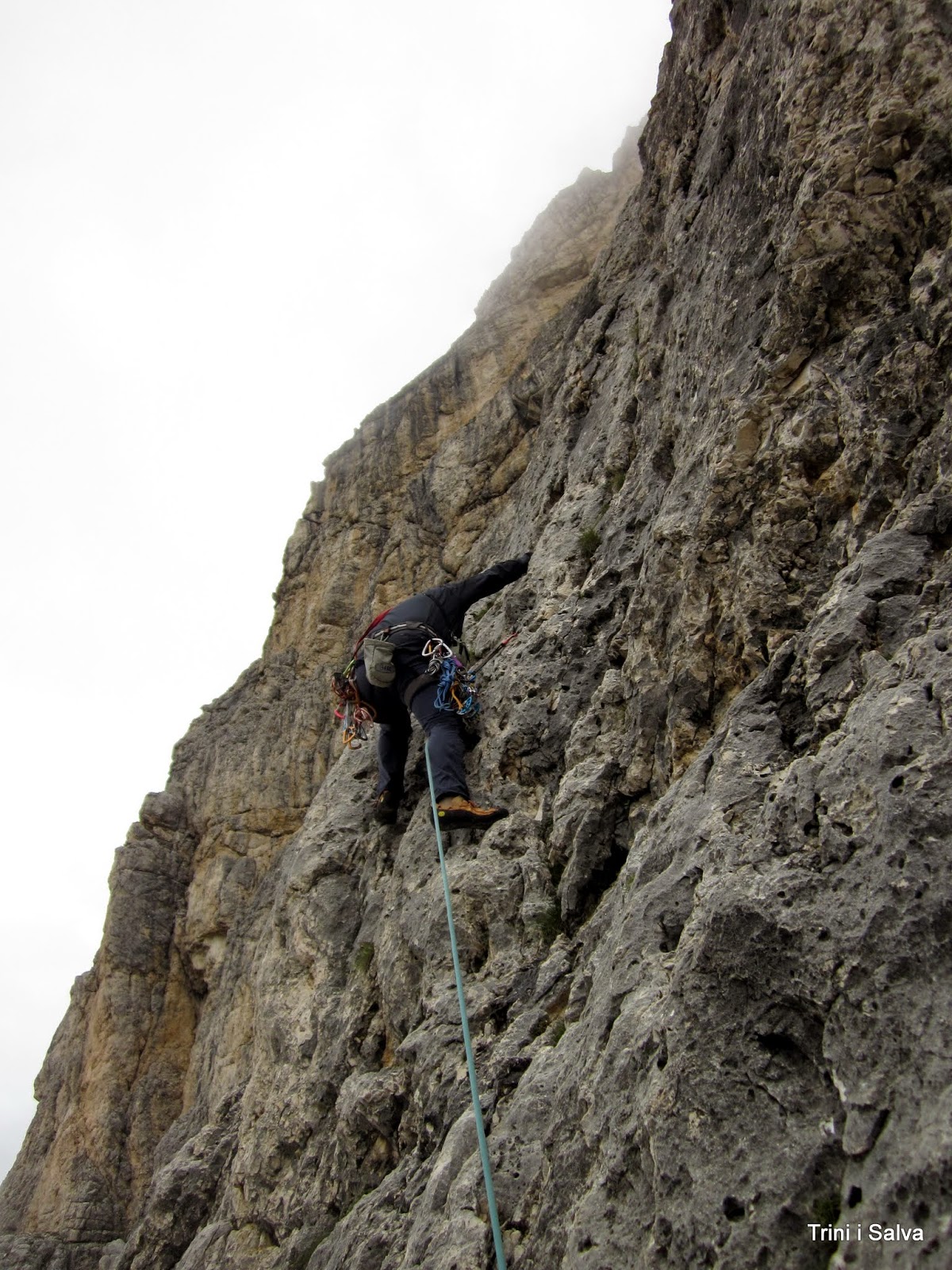 TRINI Y SALVA Vía Del Buco al Piccolo Lagazuoi Dolomitas . Con Manel