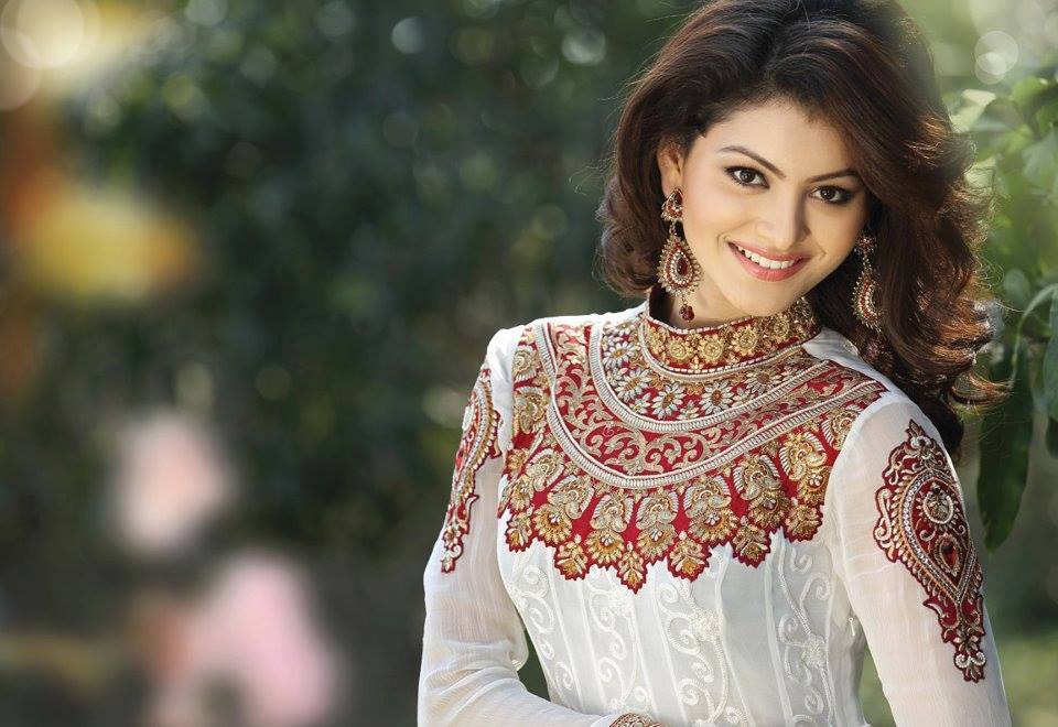 Omg Urvashi Rautela Spent A Huge Amount On Her Jewelry And Saree Take A Look Why So Trendy Viral Trending Stories She won the miss diva 2015 miss universe india 2015, miss tourism queen of the year international. omg urvashi rautela spent a huge