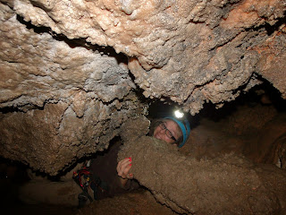 Andrea en su segunda cueva y estrenandose con los rápeles.