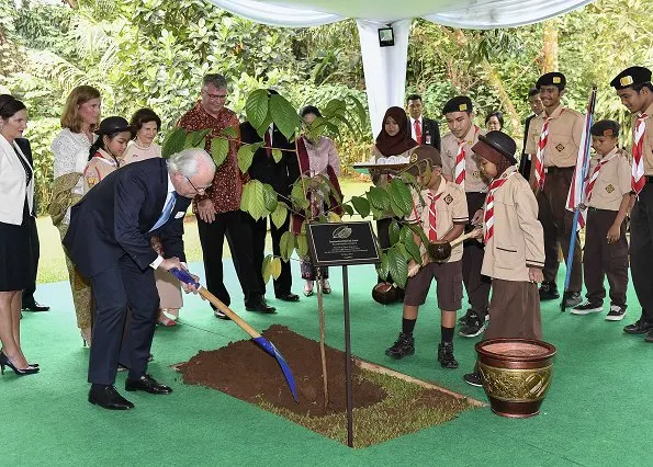 King Carl Gustav and Queen Silvia of Sweden met with Indonesian President Joko Widodo and his wife Iriana in Bogor, Indonesia