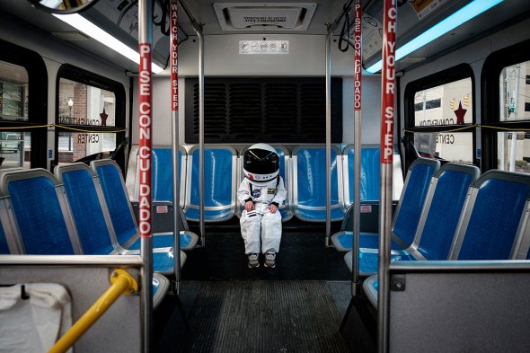 Aaron Sheldon fotografia fofa seu filho Harrison como astronauta small steps are giant leaps criança meigo aventura cotidiano