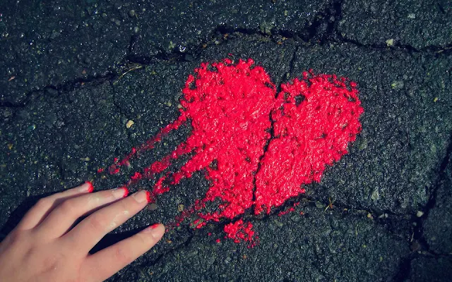 Rood liefdes hartje op de grond gemaakt met rode verf