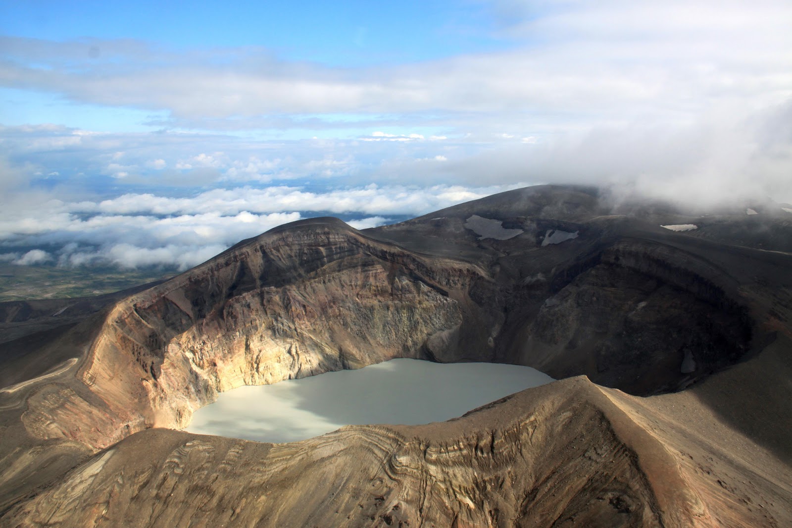 Озеро в вулкане камчатки. Вулкан малый Семячик Камчатка. Озеро малый Семячик, Камчатка. Малый Семячик кислотное озеро в вулкане. Озеро в кратере вулкана малый Семячик на Камчатке.